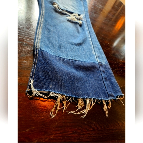 Cello Brand Colorblock Styled Distressed Denim/ Crop Jeans Women's Size 9 - Picture 3 of 11